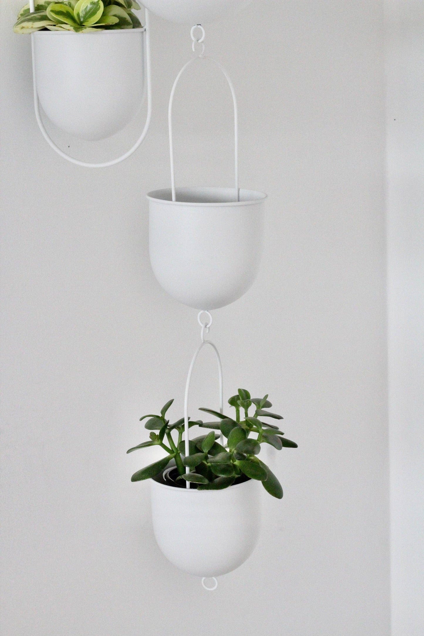 Tiered Hanging Minimalist Matte White Metal Oval Hanging Pla
